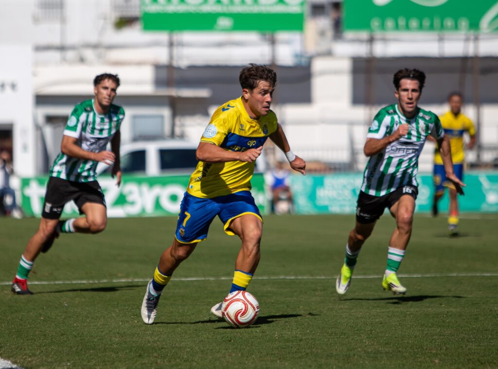 Las Palmas Atlético sufrió una dura derrota en su visita al Atlético Sanluqueño en un partido donde salió sin tensión competitiva y el partido se le puso cuesta arriba en menos de diez minutos. Vea las mejores fotos de Lucía Racero para udlaspalmas.NET.