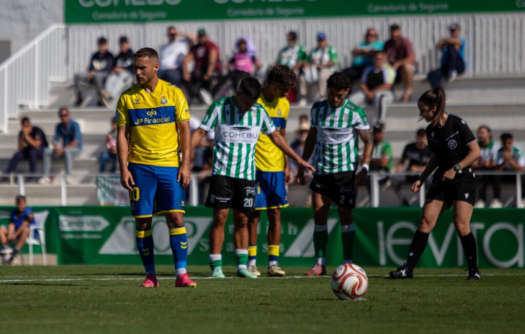 Las Palmas Atlético sufrió una dura derrota en su visita al Atlético Sanluqueño en un partido donde salió sin tensión competitiva y el partido se le puso cuesta arriba en menos de diez minutos. Vea las mejores fotos de Lucía Racero para udlaspalmas.NET.