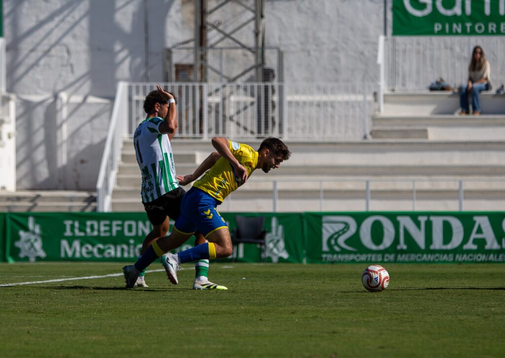 Las Palmas Atlético sufrió una dura derrota en su visita al Atlético Sanluqueño en un partido donde salió sin tensión competitiva y el partido se le puso cuesta arriba en menos de diez minutos. Vea las mejores fotos de Lucía Racero para udlaspalmas.NET.