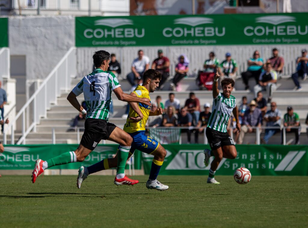 Las Palmas Atlético sufrió una dura derrota en su visita al Atlético Sanluqueño en un partido donde salió sin tensión competitiva y el partido se le puso cuesta arriba en menos de diez minutos. Vea las mejores fotos de Lucía Racero para udlaspalmas.NET.