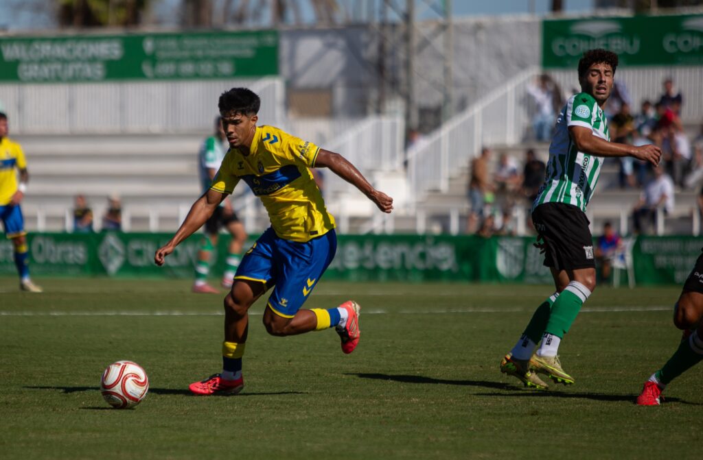 Las Palmas Atlético sufrió una dura derrota en su visita al Atlético Sanluqueño en un partido donde salió sin tensión competitiva y el partido se le puso cuesta arriba en menos de diez minutos. Vea las mejores fotos de Lucía Racero para udlaspalmas.NET.