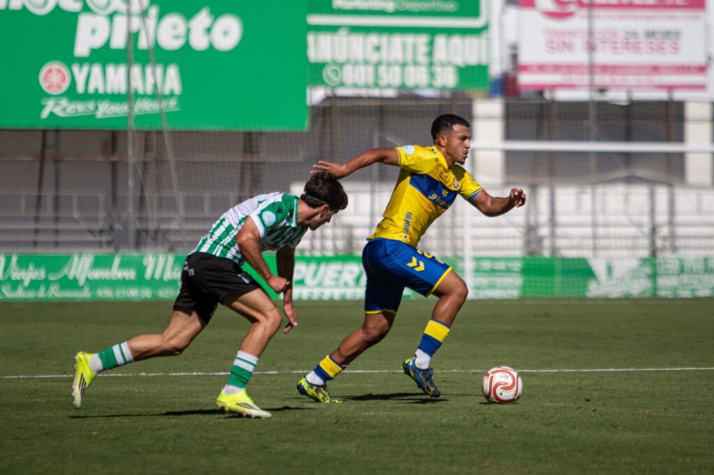 Las Palmas Atlético sufrió una dura derrota en su visita al Atlético Sanluqueño en un partido donde salió sin tensión competitiva y el partido se le puso cuesta arriba en menos de diez minutos. Vea las mejores fotos de Lucía Racero para udlaspalmas.NET.