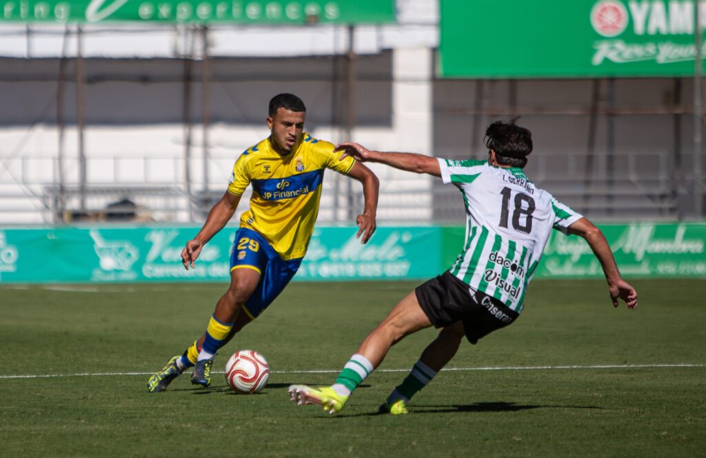 Las Palmas Atlético sufrió una dura derrota en su visita al Atlético Sanluqueño en un partido donde salió sin tensión competitiva y el partido se le puso cuesta arriba en menos de diez minutos. Vea las mejores fotos de Lucía Racero para udlaspalmas.NET.