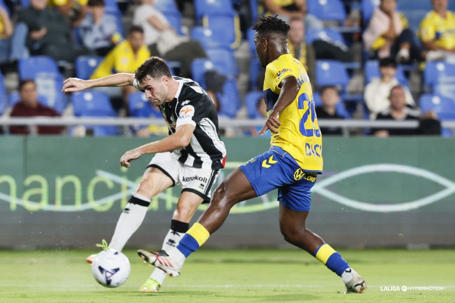 Abou Bassinga Castellón | udlaspalmas.NET El mediocentro ofensivo de la Unión Deportiva Las Palmas volvió a tener minutos con el primer equipo tras dos años donde ha estado en el Mirandés, Las Palmas Atlético y Ceuta. Abou Bassinga volvió al Estadio de Gran Canaria. Tras estar en varias convocatorias y frustrarse su cesión al Ceuta en el último día del