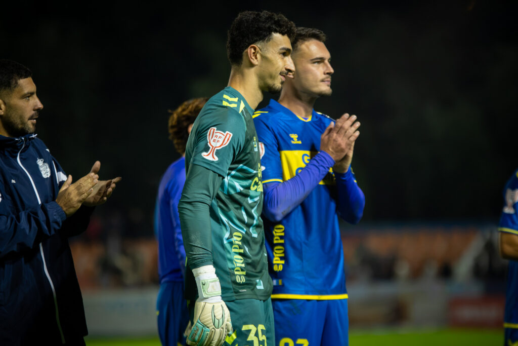 Adri-Suarez-Alcala2 | udlaspalmas.NET El cancerbero de Teror debutó este martes con el primer equipo de la Unión Deportiva Las Palmas. 496 días después y tras quedarse en el banquillo en 54 partidos, por fin pudo cumplir su sueño. Adrián Suárez aún tiene 21 años y una larga trayectoria por delante, pero el cancerbero de Teror lleva casi las