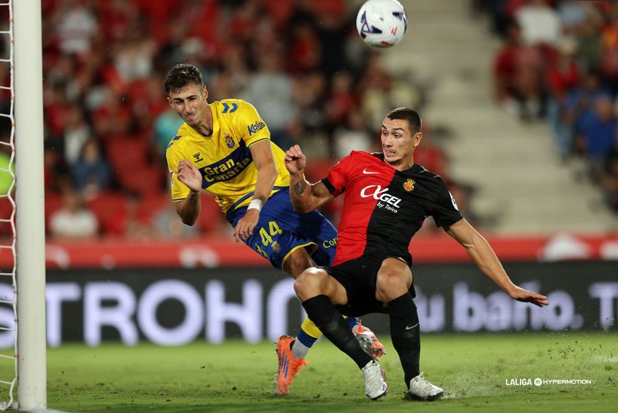 Adrián Rodríguez Mallorca | udlaspalmas.NET El ex técnico de la Unión Deportiva Las Palmas dejó en el banquillo de Mallorca a los tres fichajes realizados por Luis Helguera para la zona defensiva y optó por una defensa 100% canterana. Rubén de la Barrera se ha ido de la Unión Deportiva Las Palmas pero antes de marcharse, y sabiendo que se