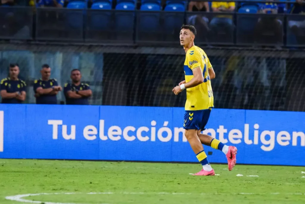 Adrián Rodríguez Valladolid | udlaspalmas.NET El defensa de Carrizal debutó este pasado domingo contra el Real Valladolid jugando de lateral izquierdo y ve premiada su loable trayectoria dentro de la Unión Deportiva Las Palmas. Quien le iba a decir a Adrián Rodríguez (09/08/2005, Gran Canaria) durante el pasado mes de enero que este 2026 iba a debutar con el primer