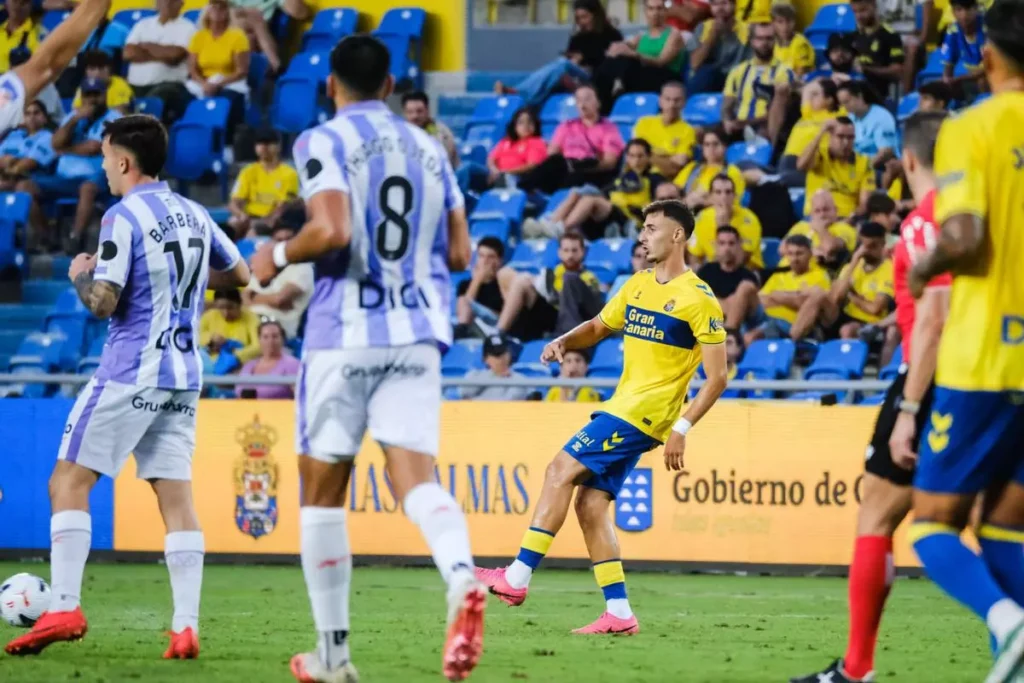 Adrián Rodríguez Valladolid0 | udlaspalmas.NET El defensa de Carrizal debutó este pasado domingo contra el Real Valladolid jugando de lateral izquierdo y ve premiada su loable trayectoria dentro de la Unión Deportiva Las Palmas. Quien le iba a decir a Adrián Rodríguez (09/08/2005, Gran Canaria) durante el pasado mes de enero que este 2026 iba a debutar con el primer