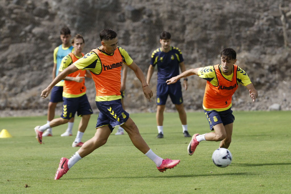 El zaguero de Carrizal se mostró muy contento tras su debut el pasado domingo con el primer equipo. Además, destaca las palabras de Rubén de la Barrera y su aportación a su nivel defensivo. Un nuevo debutante hizo su aparición el pasado domingo contra el Real Valladolid. Adrián Rodríguez (09/08/2005, Gran Canaria) se estrenó con