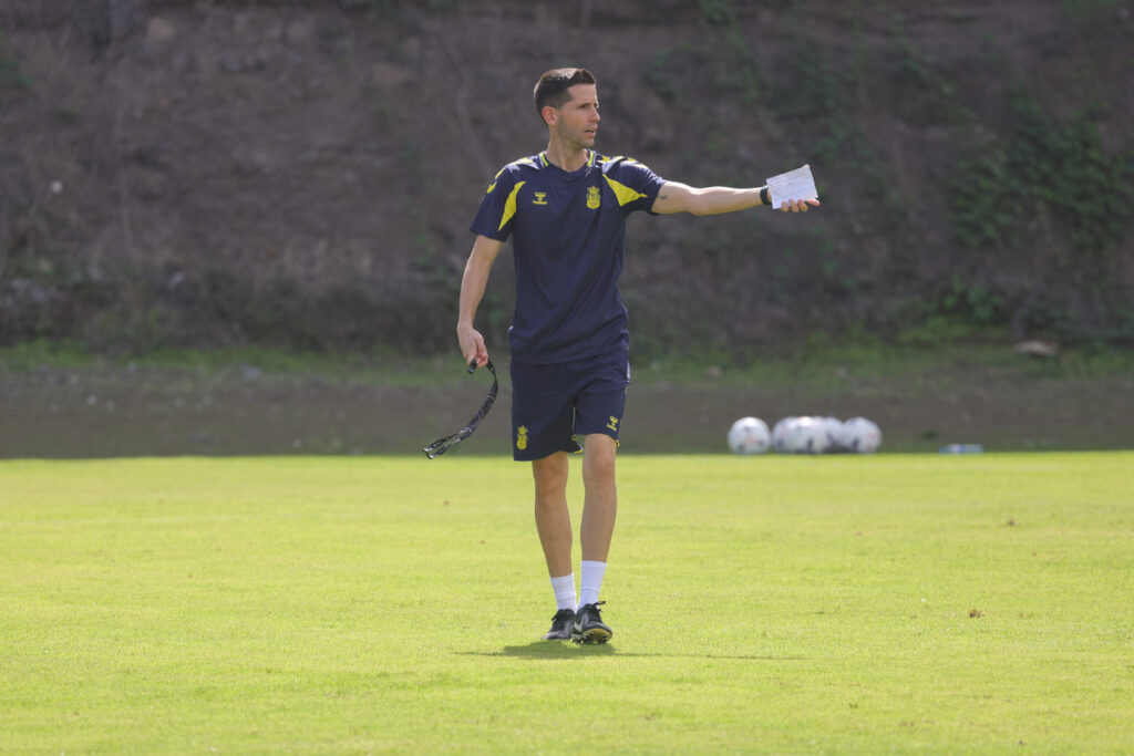 Albert Sánchez entrenamiento | udlaspalmas.NET El técnico catalán comenzó este viernes su nuevo proyecto en la Unión Deportiva Las Palmas y dirigió a sus nuevos pupilos en una sesión realizada en la Ciudad Deportiva de Barranco Seco. Arranca una nueva y tercera versión de la Unión Deportiva Las Palmas 2026-2027. Este viernes ha dado inicio la etapa de Albert Sánchez