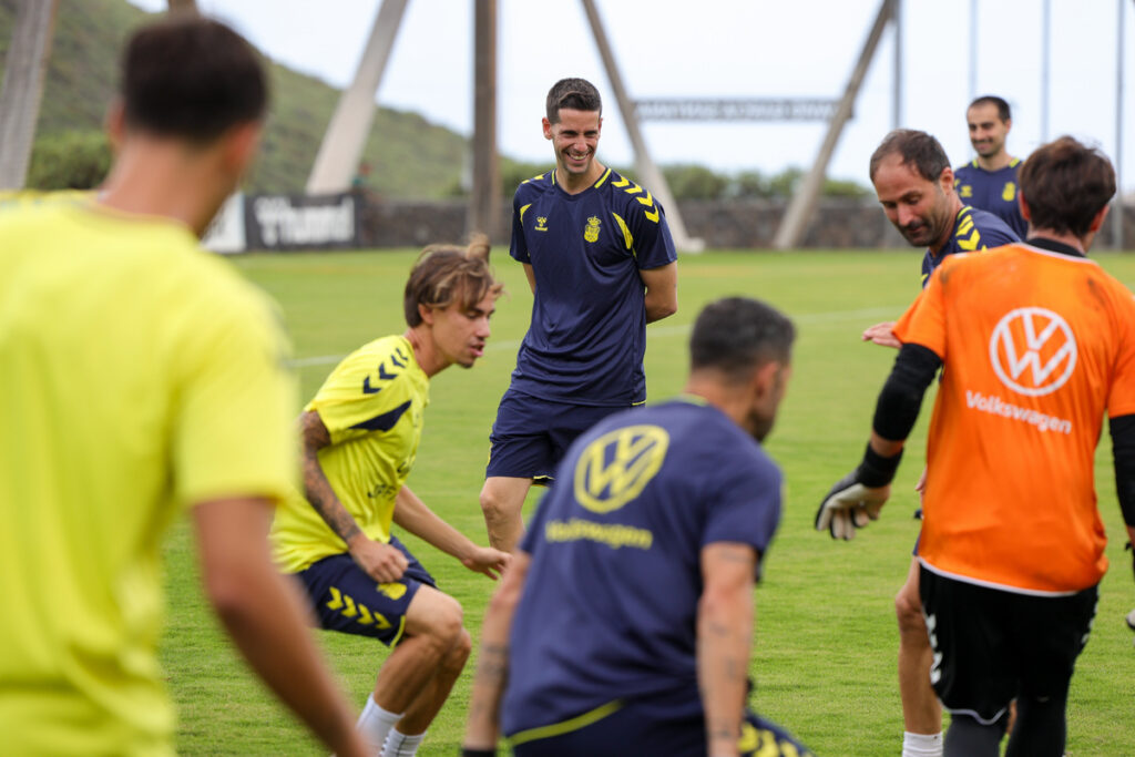 Albert Sánchez entrenamiento1 | udlaspalmas.NET El nuevo entrenador de la Unión Deportiva Las Palmas asegura que espera ver un equipo reconocible en el nuevo Carlos Tartiere y destaca la importancia de jugadores como Kirian Rodríguez, Manu Fuster o Jesé Rodríguez. Apenas lleva dos días y en el momento de la rueda de prensa, Albert Sánchez únicamente ha dirigido una sesión
