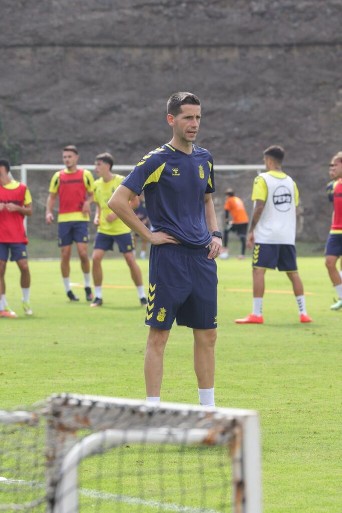 Albert Sánchez entrenamiento3 | udlaspalmas.NET El entrenador de la Unión Deportiva Las Palmas reconoce que no recupera a ningún jugador lesionado de larga duración para la visita al Real Oviedo pero que Sandro Ramírez está cerca de volver a estar disponible. Desvela unas molestias físicas de Iván Jaime. Albert Sánchez se estrenará este lunes como entrenador de la Unión Deportiva