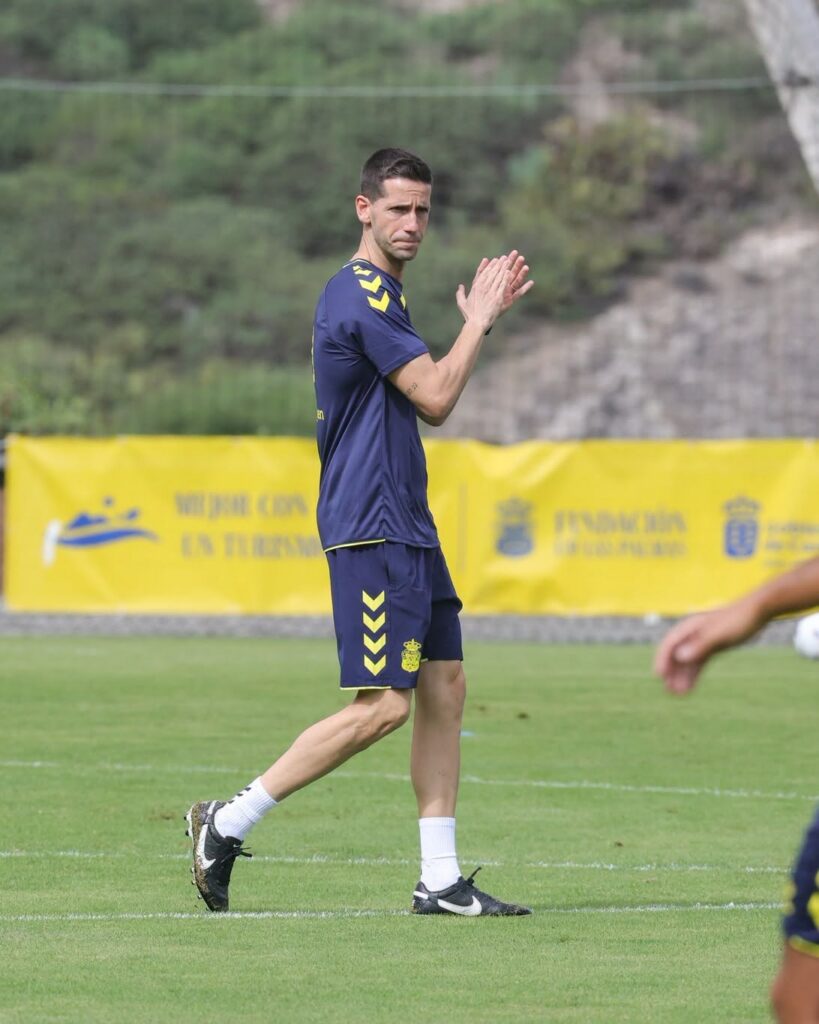 Albert Sánchez entrenamiento5 | udlaspalmas.NET El nuevo entrenador de la Unión Deportiva Las Palmas asegura que espera ver un equipo reconocible en el nuevo Carlos Tartiere y destaca la importancia de jugadores como Kirian Rodríguez, Manu Fuster o Jesé Rodríguez. Apenas lleva dos días y en el momento de la rueda de prensa, Albert Sánchez únicamente ha dirigido una sesión