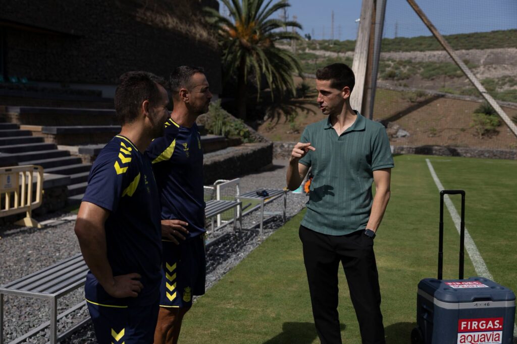 Albert Sánchez y Marc Vinyals | udlaspalmas.NET El entrenador barcelonés llega a la Unión Deportiva Las Palmas y lo hace con Brais Acebal, con quien también estuvo en esta última etapa en el Union Sportive du Littoral de Dunkerque. Albert Sánchez llega a la Unión Deportiva Las Palmas y no lo hace solo. La entidad amarilla mantiene todo el cuerpo técnico que