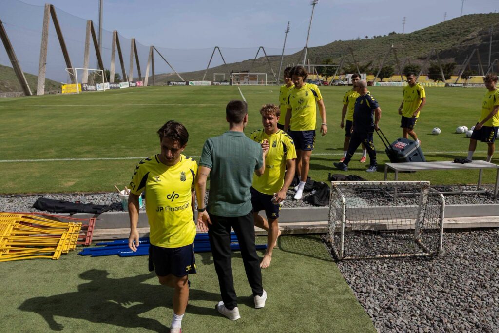 Albert Sánchez y grupo | udlaspalmas.NET Albert Sánchez explicó en su presentación alguno de los entresijos de la negociación a tres partes entre Union Sportive du Littoral de Dunkerque, la entidad amarilla y el técnico barcelonés. Casi una semana de negociaciones hasta que este jueves por la mañana Albert Sánchez aterrizó en Gran Canaria. El nuevo entrenador amarillo tenía contrato en