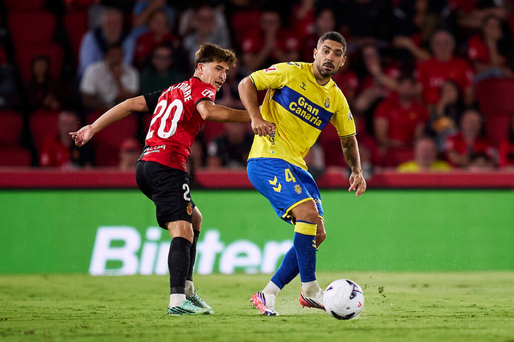 Álex Suárez Mallorca | udlaspalmas.NET El ex técnico de la Unión Deportiva Las Palmas dejó en el banquillo de Mallorca a los tres fichajes realizados por Luis Helguera para la zona defensiva y optó por una defensa 100% canterana. Rubén de la Barrera se ha ido de la Unión Deportiva Las Palmas pero antes de marcharse, y sabiendo que se