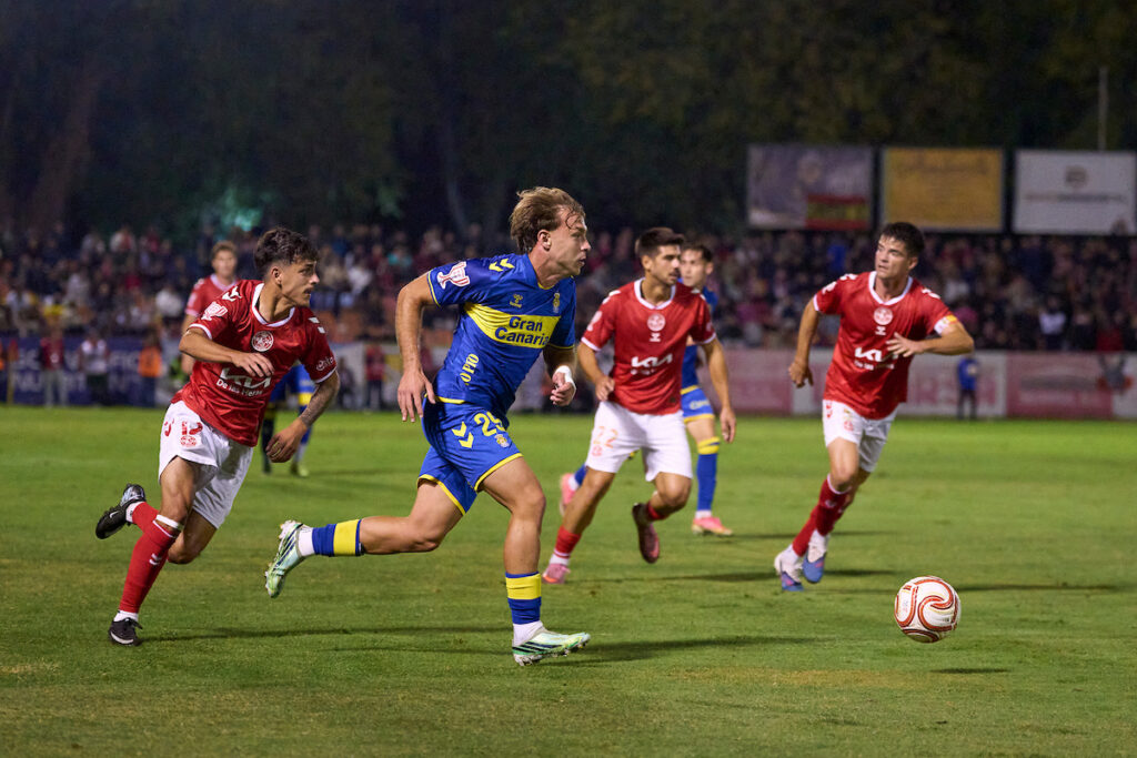 El ariete de la Unión Deportiva Las Palmas volvió a demostrar en Alcalá que es un jugador que lucha y pelea cada esférico e intenta rendir al máximo en la posición que el técnico considere. Elías Romero, por naturaleza, delantero centro de la Unión Deportiva Las Palmas. El ariete almeriense es un jugador que se