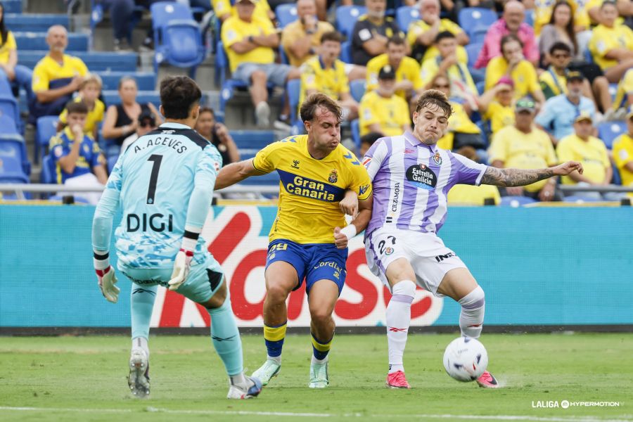 Elías Romero Valladolid0 | udlaspalmas.NET Valentín Pezzolesi y Elías Romero fueron los autores de los goles de la Unión Deportiva Las Palmas en una tarde donde los errores individuales volvieron a condenar al representativo. Las Palmas mejoró en la segunda parte. Adrián Rodríguez debuta con el primer equipo de la Unión Deportiva. Dos cambios realizó Rubén de la Barrera respecto