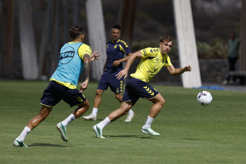 El conjunto grancanario jugará tres de los próximos cuatro partidos de LaLiga Hypermotion en el recinto de Siete Palmas, donde esta temporada únicamente ha conseguido una victoria. De nueve posibles puntos que la Unión Deportiva Las Palmas ha podido conquistar en el Estadio de Gran Canaria, el equipo de Rubén de la Barrera únicamente ha