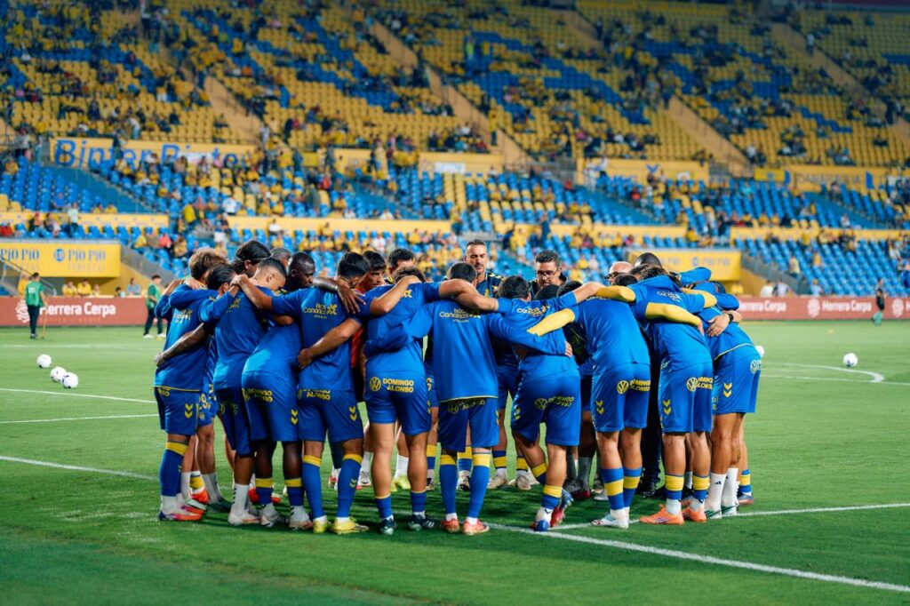 Grupo calentamiento Castellón | udlaspalmas.NET El director deportivo de la Unión Deportiva Las Palmas compareció antes de la derrota contra el Castellón para analizar la semana tan compleja que ha vivido la Unión Deportiva. Antes del partido, Luis Helguera analizó una vez más la semana de la Unión Deportiva, la cual estuvo marcada por la destitución de Rubén de la