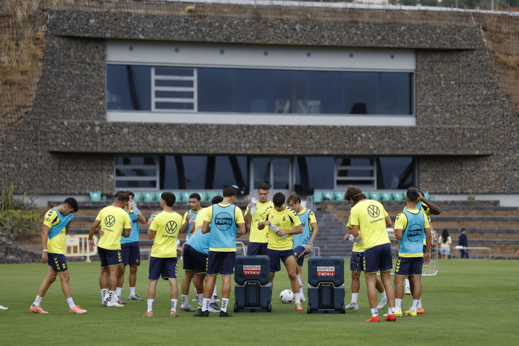 El entrenador de la Unión Deportiva Las Palmas asegura que el '10' del conjunto grancanario sí estará disponible para el partido de este sábado contra el Castellón y desvela molestias durante la semana de Enzo Loiodice y Mateo Aćimović. En vez de nueve, serán ocho las bajas que tenga Juan Manuel Rodríguez para su estreno