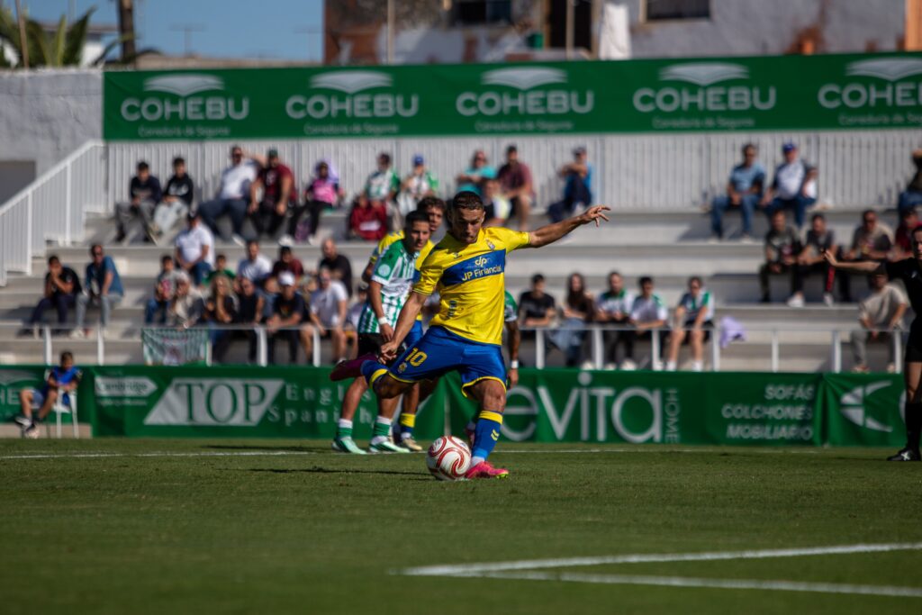 Las Palmas Atlético sufrió una dura derrota en su visita al Atlético Sanluqueño en un partido donde salió sin tensión competitiva y el partido se le puso cuesta arriba en menos de diez minutos. Vea las mejores fotos de Lucía Racero para udlaspalmas.NET.