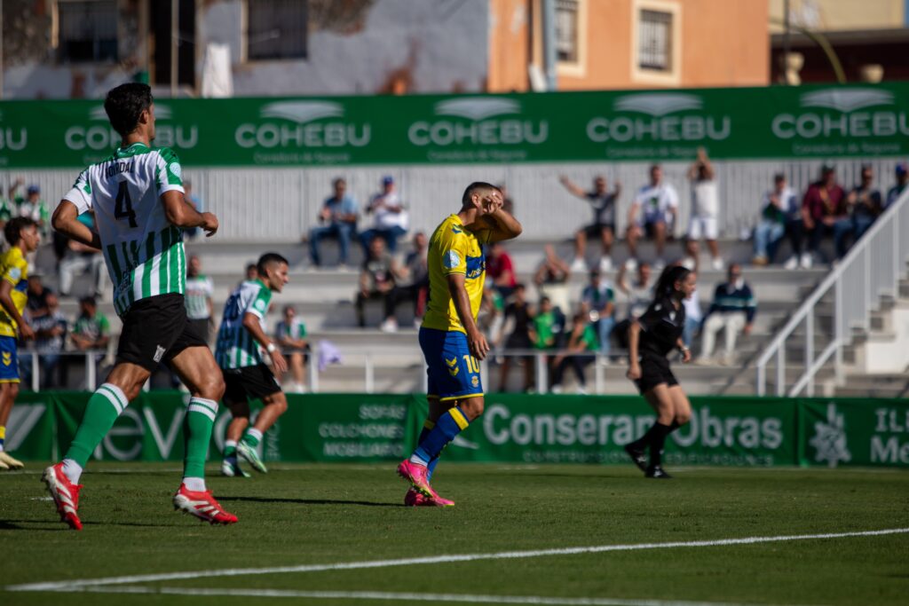 Las Palmas Atlético sufrió una dura derrota en su visita al Atlético Sanluqueño en un partido donde salió sin tensión competitiva y el partido se le puso cuesta arriba en menos de diez minutos. Vea las mejores fotos de Lucía Racero para udlaspalmas.NET.