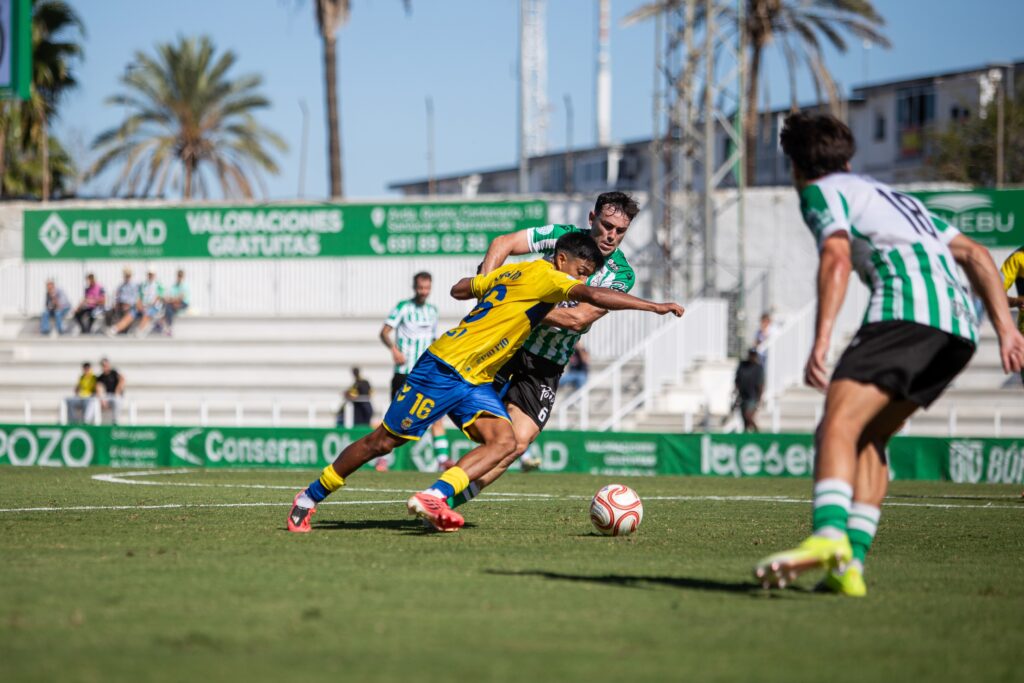 Las Palmas Atlético sufrió una dura derrota en su visita al Atlético Sanluqueño en un partido donde salió sin tensión competitiva y el partido se le puso cuesta arriba en menos de diez minutos. Vea las mejores fotos de Lucía Racero para udlaspalmas.NET.