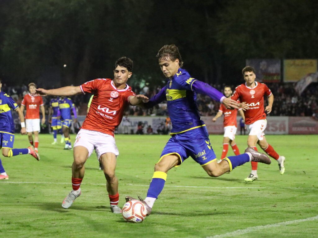 Tras más de un año sin jugar tras lesionarse en Granada el 10 de octubre de 2025, este martes Jeremía Recoba volvió a los terrenos de juego y no pudo ocultar su satisfacción tras volver a donde es feliz. El 10 de octubre de 2025 se paró la vida futbolística de Jeremía Recoba. En ese