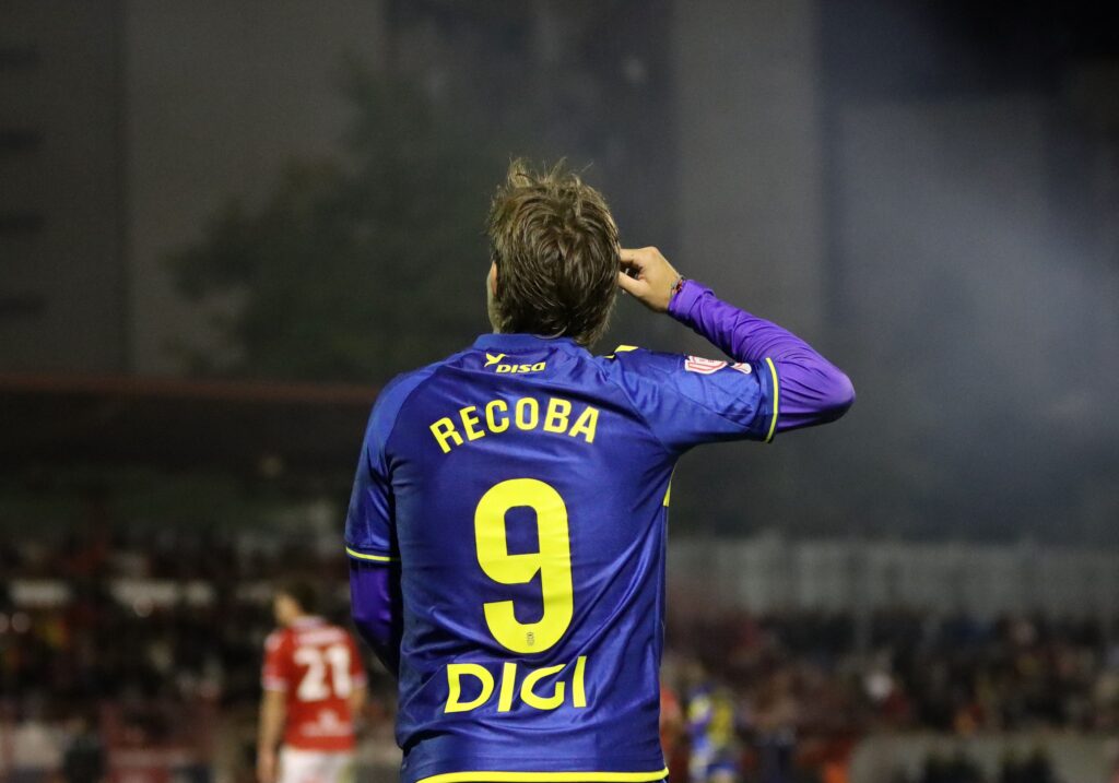 Tras más de un año sin jugar tras lesionarse en Granada el 10 de octubre de 2025, este martes Jeremía Recoba volvió a los terrenos de juego y no pudo ocultar su satisfacción tras volver a donde es feliz. El 10 de octubre de 2025 se paró la vida futbolística de Jeremía Recoba. En ese