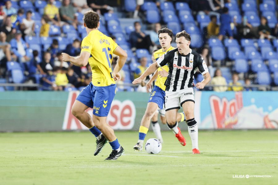 Iñaki González Castellón | udlaspalmas.NET El mediocentro pacense de la Unión Deportiva Las Palmas tuvo que ser sustituido durante la primera parte por unos problemas físicos y Juan Manuel Rodríguez desveló que podría estar unas cuatro semanas de baja. Le crecen los problemas a la Unión Deportiva Las Palmas. Juan Manuel Rodríguez no se libra del mal endémico de esta