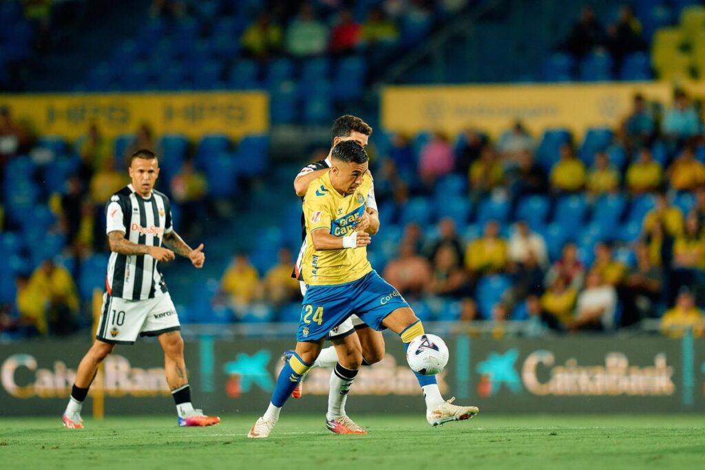 Parecía difícil pero la Unión Deportiva Las Palmas empeoró la imagen mostrada en Mallorca y las sensaciones no pueden ser peores. El estreno de la cuarta etapa de Juan Manuel Rodríguez no tuvo el efecto esperado y el conjunto grancanario cayó con estrépito ante un Castellón muy superior. Dos goles en dos acciones a balón