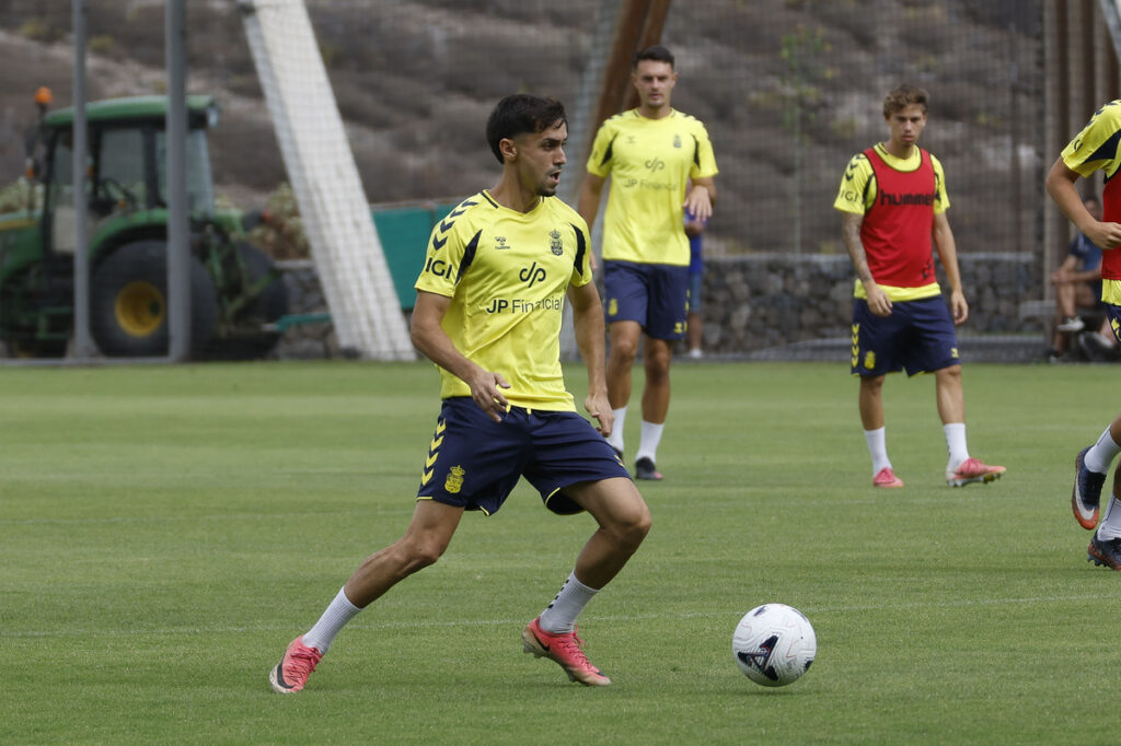 Iván Medina entrenamiento2 | udlaspalmas.NET Juan Manuel Rodríguez no podrá contar para este sábado con los dos jugadores que tenían la función de pivote defensivo para esta primera vuelta de la temporada. Aún se espera el retorno de Edward Cedeño. La Unión Deportiva Las Palmas de Luis Helguera confeccionó una plantilla con tres jugadores capacitados y llamados a ocupar la