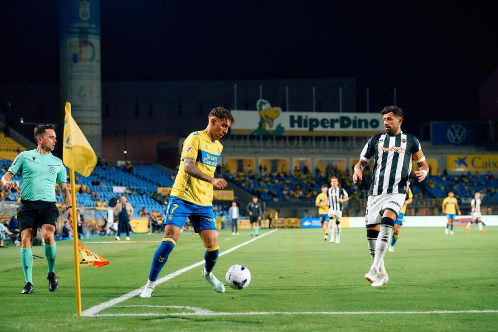 Parecía difícil pero la Unión Deportiva Las Palmas empeoró la imagen mostrada en Mallorca y las sensaciones no pueden ser peores. El estreno de la cuarta etapa de Juan Manuel Rodríguez no tuvo el efecto esperado y el conjunto grancanario cayó con estrépito ante un Castellón muy superior. Dos goles en dos acciones a balón