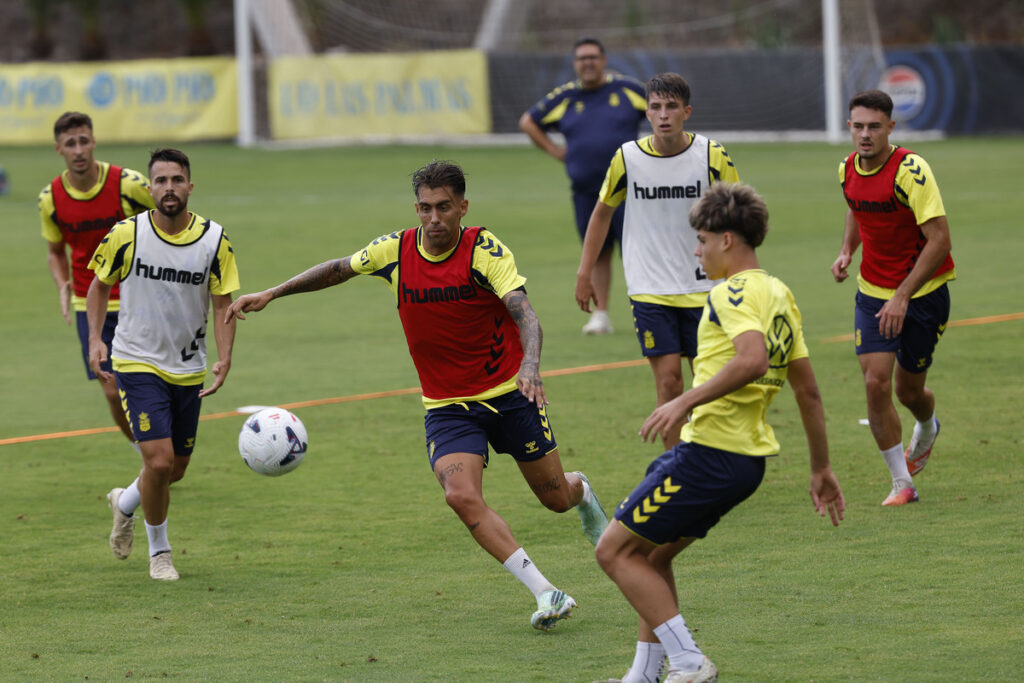El conjunto grancanario comenzó este miércoles a preparar el partido de este domingo contra el Real Club Deportivo Mallorca. Rubén de la Barrera pierde a Jesé Rodríguez pero recupera a tres jugadores. Vuelta al trabajo en la Unión Deportiva Las Palmas. Mientras aumenta el ruido exterior, el trabajo sigue sobre el césped de la Ciudad