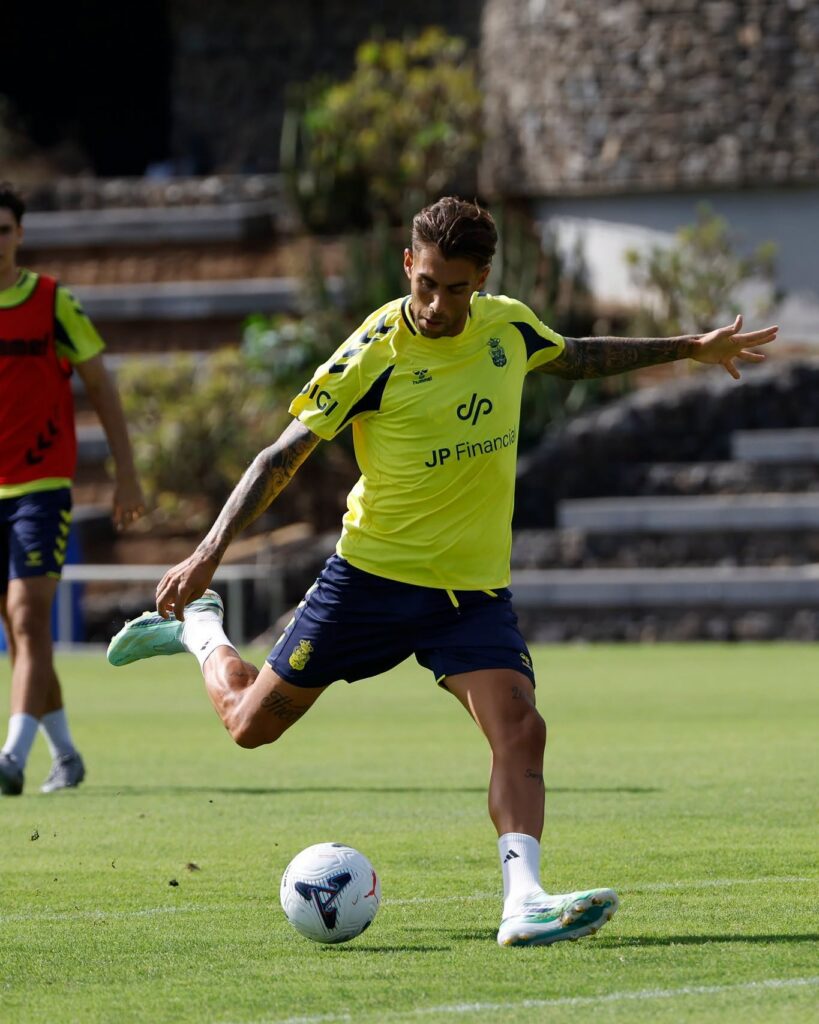 El delantero grancanario de la Unión Deportiva Las Palmas reconoce que hay que dar un paso al frente para acabar con esta dinámica de resultados pero resta responsabilidad a los jugadores por la destitución de Rubén de la Barrera. En una semana complicada tras el cambio de entrenador, Jefté Betancor ha sido el jugador encargado