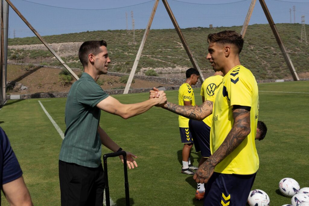 Jefté Betancor y Albert Sánchez | udlaspalmas.NET La entidad grancanaria apuesta por Albert Sánchez para un nuevo proyecto con el objetivo de volver a la élite del fútbol español. Sergio Lobera o García Pimienta son algunos de los que llegaron sin mucho recorrido pero preparados. La Unión Deportiva Las Palmas, con Luis Helguera a la cabeza de la dirección deportiva, ha vuelto