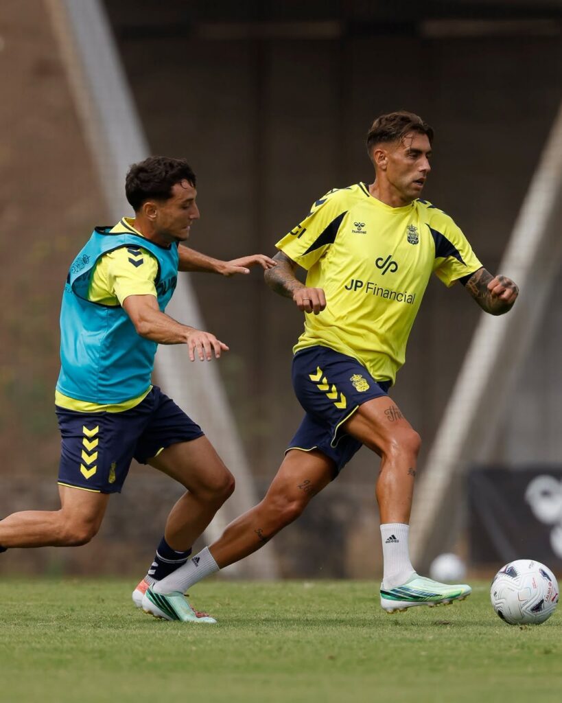 El delantero grancanario de la Unión Deportiva Las Palmas reconoce que hay que dar un paso al frente para acabar con esta dinámica de resultados pero resta responsabilidad a los jugadores por la destitución de Rubén de la Barrera. En una semana complicada tras el cambio de entrenador, Jefté Betancor ha sido el jugador encargado