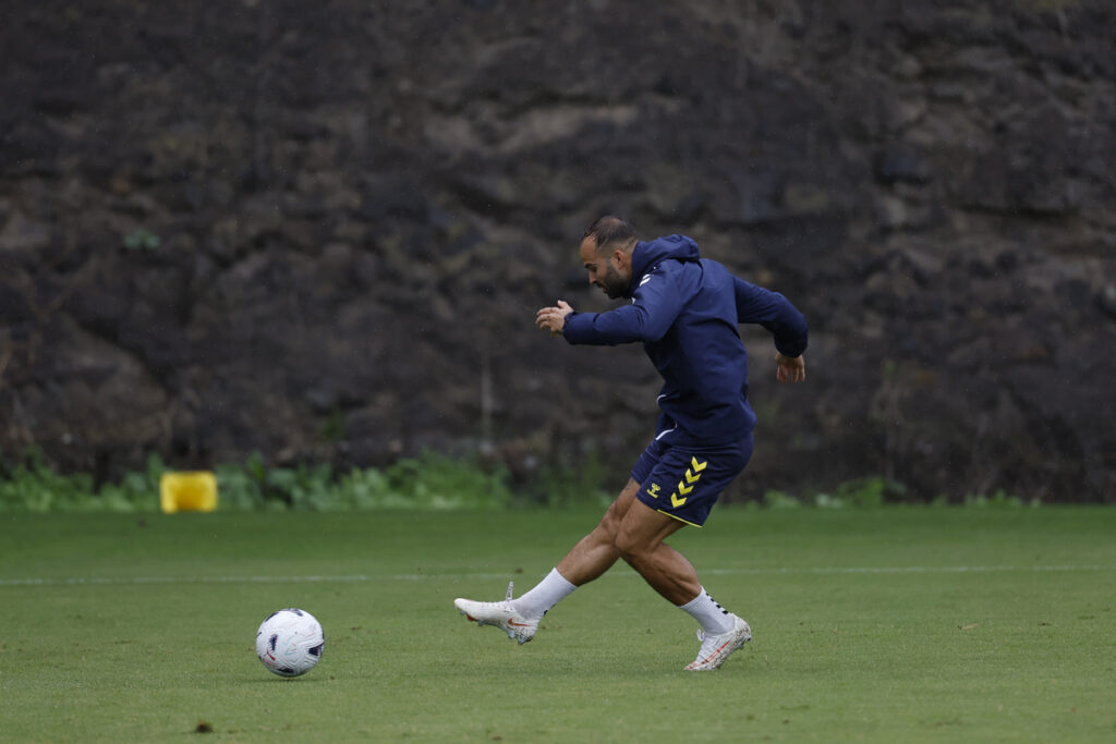 El '10' de la Unión Deportiva Las Palmas mandó un mensaje de calma en el actual momento por el cual atraviesa el conjunto grancanario y destaca la importancia de sonreír y ser felices para dar lo mejor de cada uno. El vestuario respira diferente tras dos victorias consecutivas. Así lo ha expresado este viernes Jesé