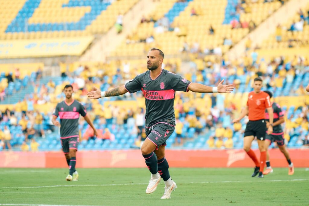 El '10' de la Unión Deportiva Las Palmas mandó un mensaje de calma en el actual momento por el cual atraviesa el conjunto grancanario y destaca la importancia de sonreír y ser felices para dar lo mejor de cada uno. El vestuario respira diferente tras dos victorias consecutivas. Así lo ha expresado este viernes Jesé