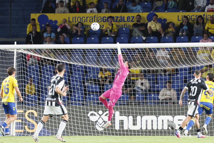 Parecía difícil pero la Unión Deportiva Las Palmas empeoró la imagen mostrada en Mallorca y las sensaciones no pueden ser peores. El estreno de la cuarta etapa de Juan Manuel Rodríguez no tuvo el efecto esperado y el conjunto grancanario cayó con estrépito ante un Castellón muy superior. Dos goles en dos acciones a balón