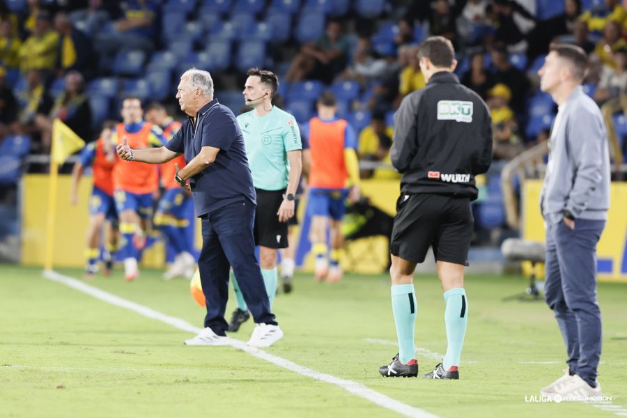 Juan Manuel Rodríguez Castellón0 | udlaspalmas.NET El técnico de la Unión Deportiva Las Palmas recalcó la importancia del aspecto mental para resumir la derrota del conjunto grancanario. Se mostró disgustado por haber encajado los dos primeros goles a balón parado. La situación de la Unión Deportiva Las Palmas es crítica. Este sábado, nueva derrota contra el Castellón: "Hemos iniciado el partido