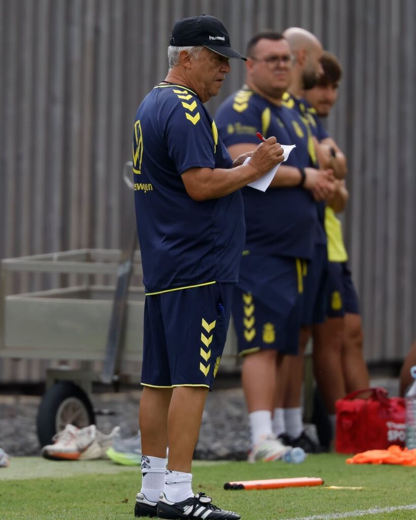 El presidente de la Unión Deportiva Las Palmas defendió una vez más el trabajo de Luis Helguera y considera que Juan Manuel Rodríguez es el entrenador adecuado en estos momentos. Este jueves, Miguel Ángel Ramírez analizó por segunda vez esta semana la actualidad de la Unión Deportiva Las Palmas y la decisión por la cual