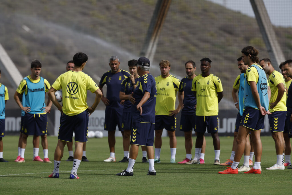 Juan Manuel Rodríguez grupo | udlaspalmas.NET El entrenador de la Unión Deportiva Las Palmas compareció en su primera rueda de prensa previa a un partido. Este sábado comenzará su cuarta etapa al frente del primer equipo de la Unión Deportiva Las Palmas. Primeros días de la Unión Deportiva Las Palmas de Juan Manuel Rodríguez, que asegura que en el vestuario "están
