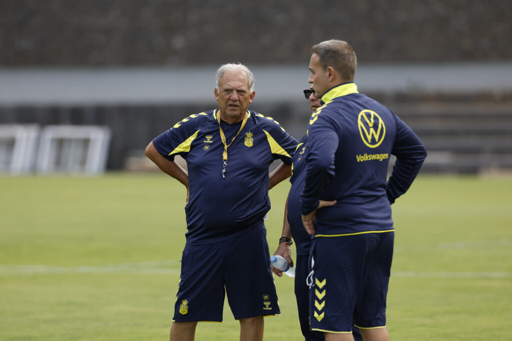 El presidente de la Unión Deportiva Las Palmas defendió una vez más el trabajo de Luis Helguera y considera que Juan Manuel Rodríguez es el entrenador adecuado en estos momentos. Este jueves, Miguel Ángel Ramírez analizó por segunda vez esta semana la actualidad de la Unión Deportiva Las Palmas y la decisión por la cual