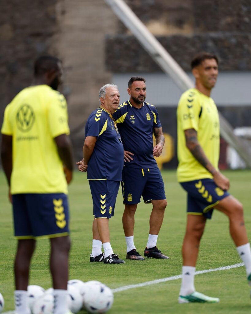 El nuevo entrenador de la Unión Deportiva Las Palmas dirigió este martes su primera sesión de trabajo en la Ciudad Deportiva de Barranco Seco. El sábado se volverá a sentar en el banquillo del Estadio de Gran Canaria. Un interino que no parece un interino y un entrenador nuevo que no es nuevo. Este martes