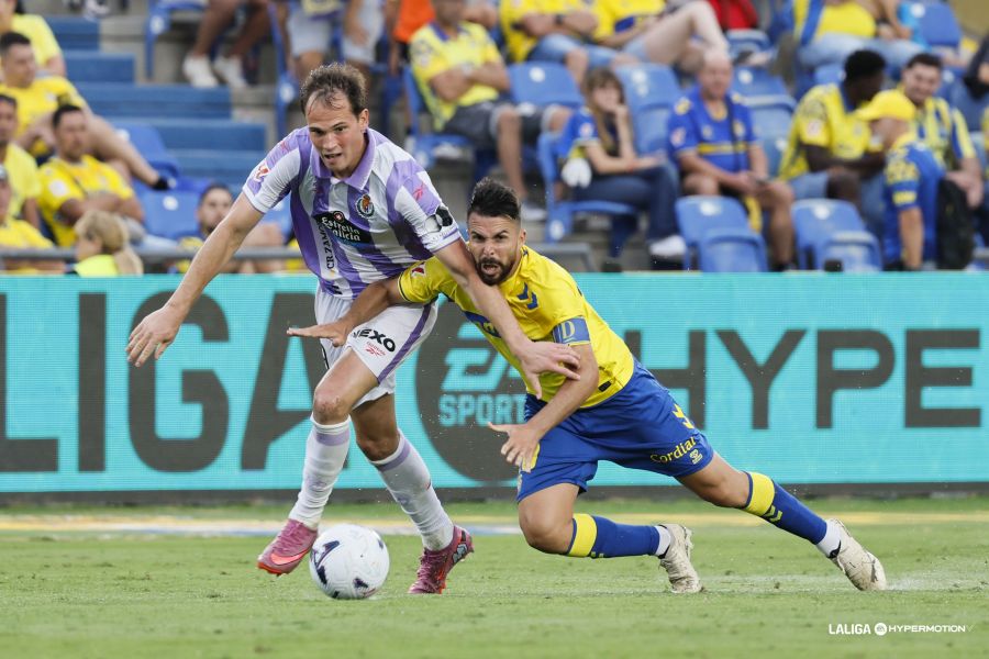 Kirian Rodríguez Valladolid | udlaspalmas.NET Valentín Pezzolesi y Elías Romero fueron los autores de los goles de la Unión Deportiva Las Palmas en una tarde donde los errores individuales volvieron a condenar al representativo. Las Palmas mejoró en la segunda parte. Adrián Rodríguez debuta con el primer equipo de la Unión Deportiva. Dos cambios realizó Rubén de la Barrera respecto