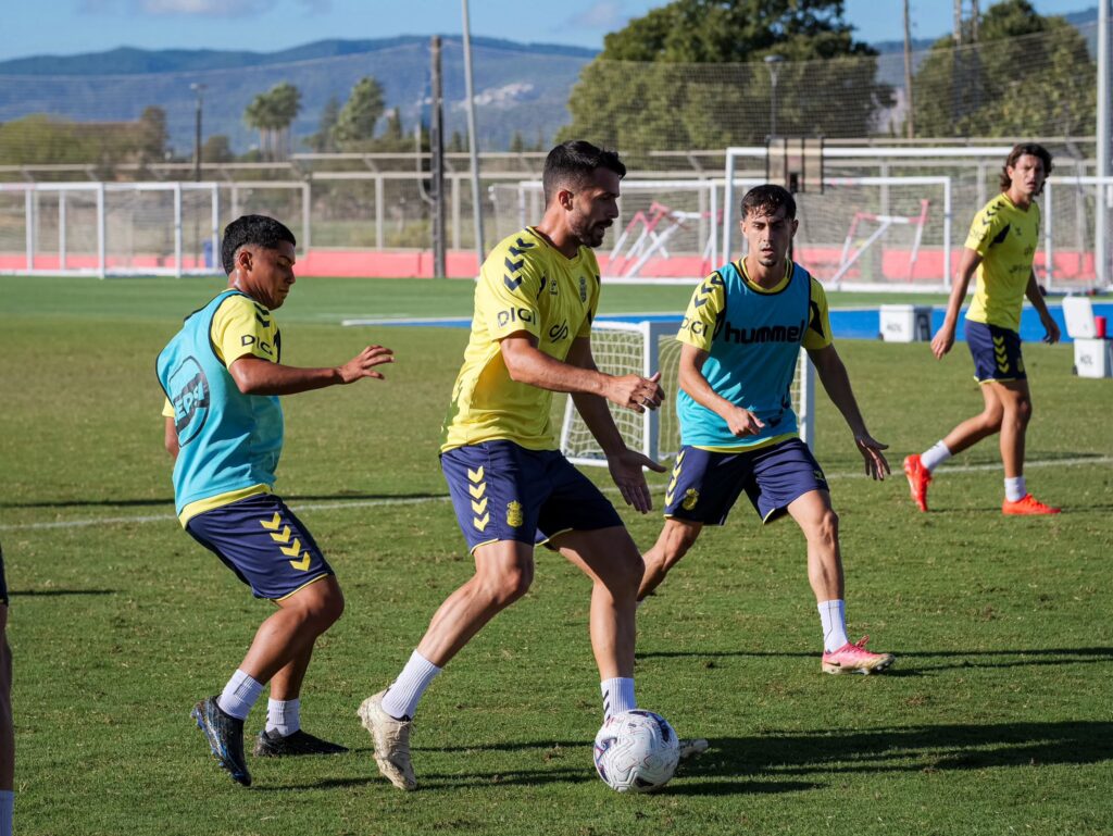 Kirian Rodríguez entrenamiento viaje | udlaspalmas.NET El conjunto grancanario realiza una sesión regenerativa para los jugadores con más minutos y un entrenamiento normal para los que menos minutos tuvieron. Este lunes vuelven a Gran Canaria. La Unión Deportiva Las Palmas ya comienza a prepararse para el partido contra el Castellón. Aún con la dura resaca por la dura derrota sufrida en