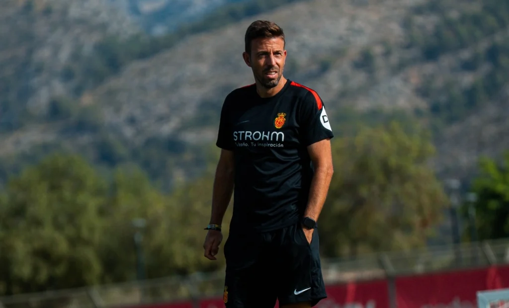Luis García | udlaspalmas.NET El entrenador asturiano del Real Club Deportivo Mallorca se mide por primera vez a la Unión Deportiva Las Palmas y además lo hace meses después de salir de Gran Canaria. Partido especial en el Estadi Mallorca Son Moix. Muchísimos jugadores de la Unión Deportiva Las Palmas se reencontrarán con Luis García, hasta el mes de