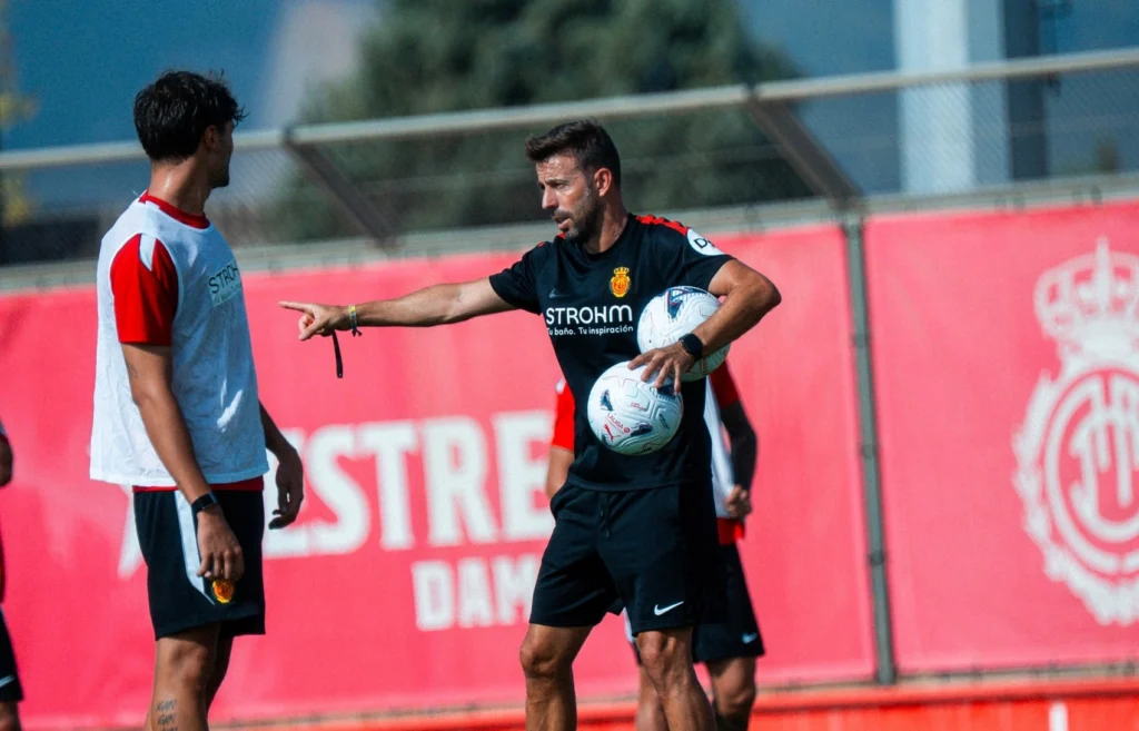 Luis García0 | udlaspalmas.NET El ex entrenador de la Unión Deportiva Las Palmas, amarillo hasta el pasado 22 de junio, pondrá a prueba el proyecto del representativo en un momento en el cual el ruido exterior indica una crisis no solo futbolística. Cuestiones del destino, el nuevo proyecto de la Unión Deportiva Las Palmas está en su momento más